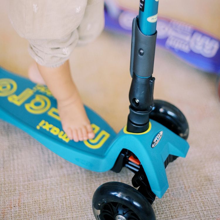 Micro Kickboard - Micro Maxi Foldable LED Scooter - Petrol Green - Outdoor