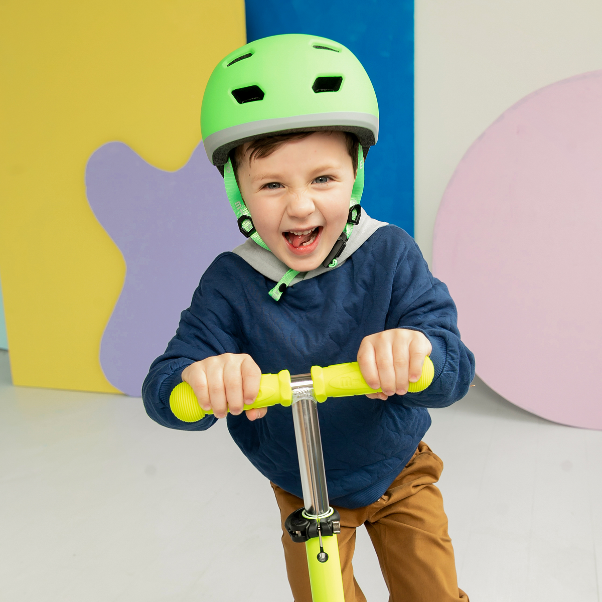 Micro Kickboard - Maxi Deluxe Foldable LED Scooter - Neon Canary Yellow - Outdoor